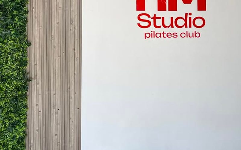 Pared del estudio con el logotipo de HM Studio